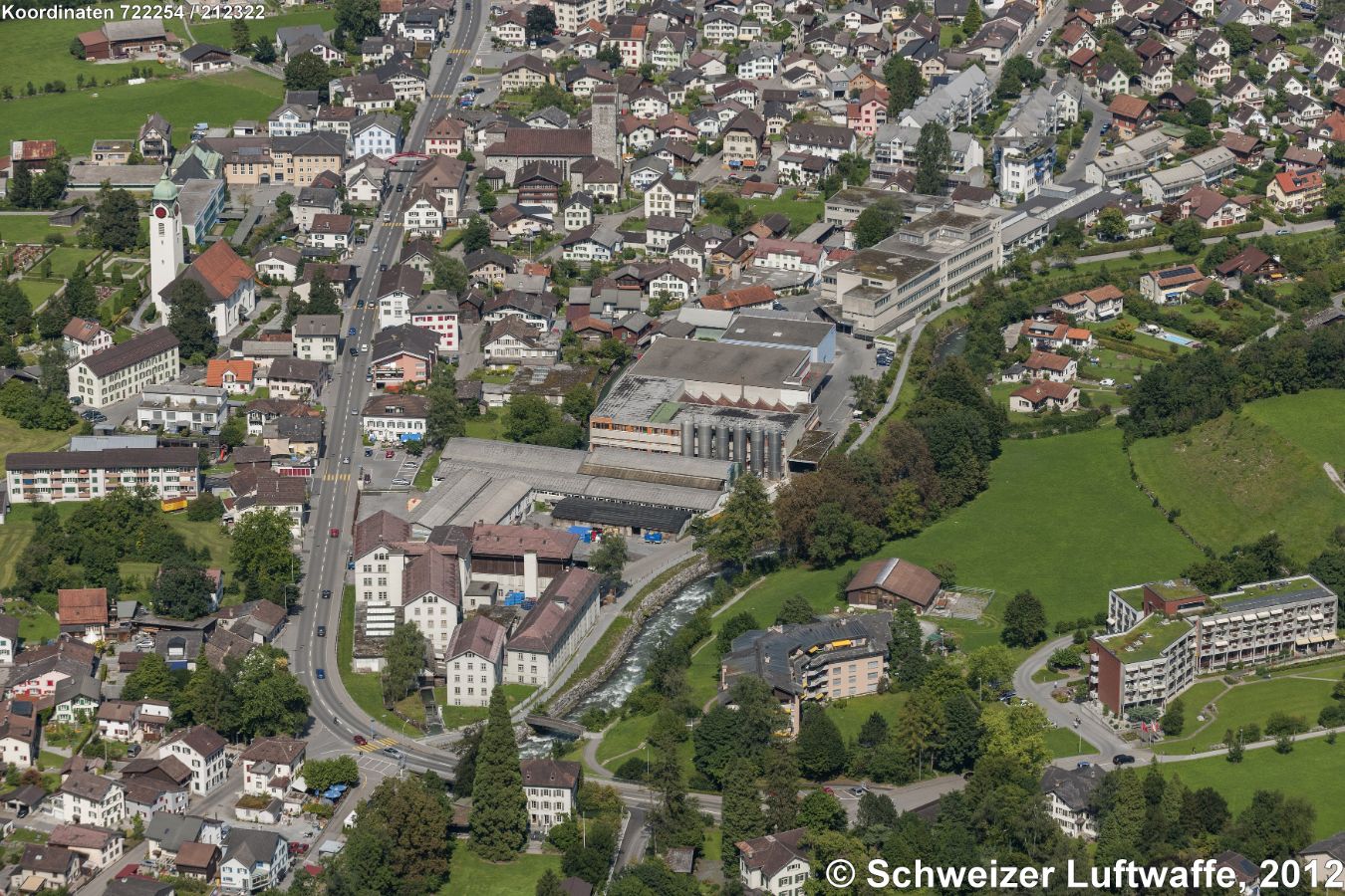 Industrieareal Netstal am Nebenfluss Löntsch (Position: 2'722'731.94, 1'213'441.73). - Links im Bild: evangel.-ref. Kirche; recht unten im Bild: Alterszentrum 'Bruggli' .